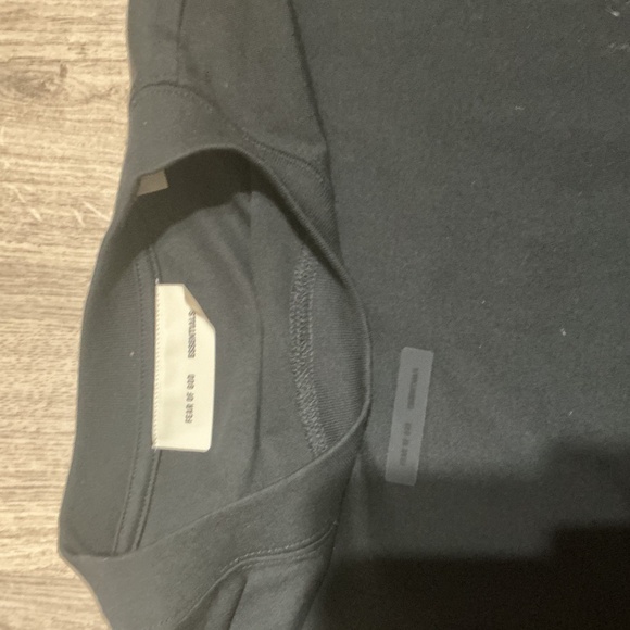 Black essential brand shirt - Picture 3 of 3